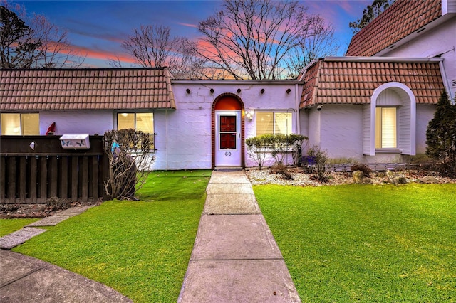 view of front of house featuring a lawn