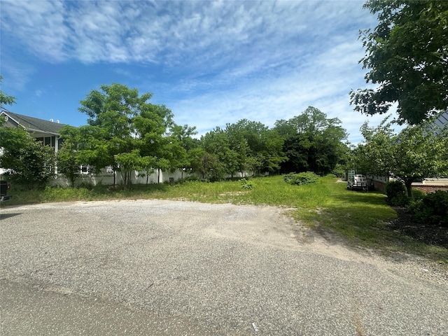 Listing photo 3 for 553 N Country Rd, Saint James NY 11780