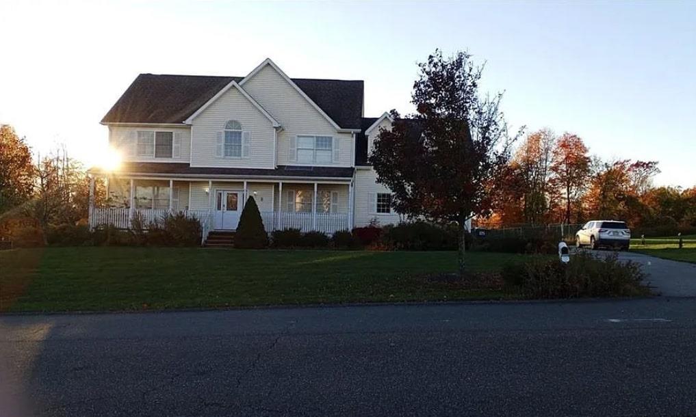 view of front facade with covered porch and a front lawn