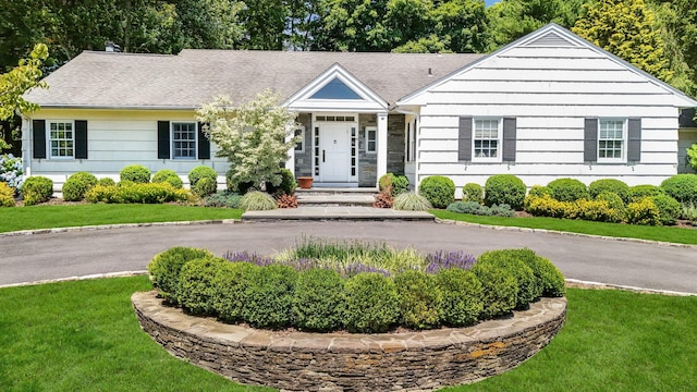 ranch-style house featuring a front lawn