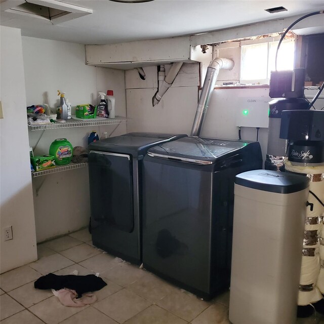 laundry area featuring light tile patterned floors and independent washer and dryer