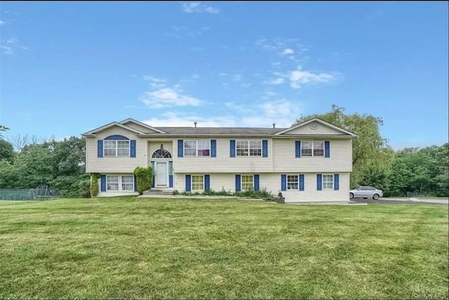 view of front of home featuring a front yard