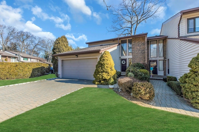 view of front of house featuring a garage and a front yard