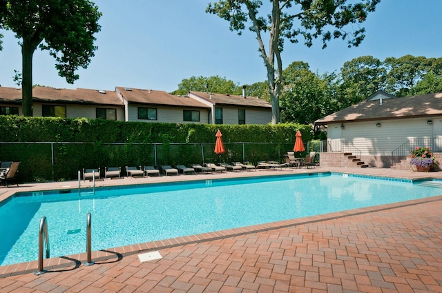 view of swimming pool