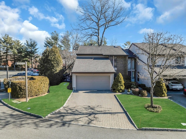 view of front of property featuring a front yard