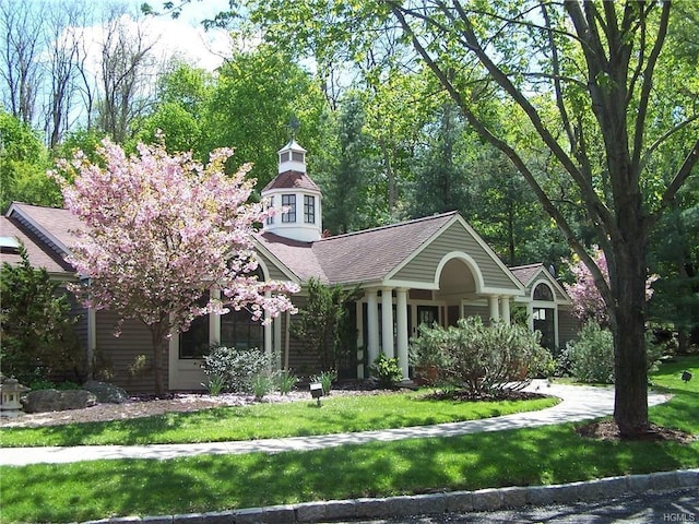 view of front of house featuring a front lawn