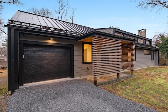 view of front facade featuring a garage