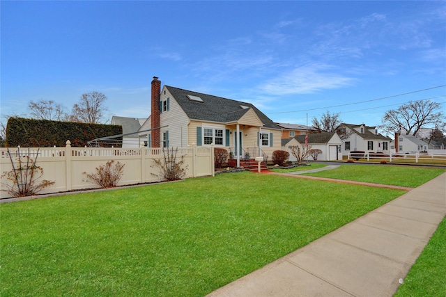 view of front of property featuring a front lawn