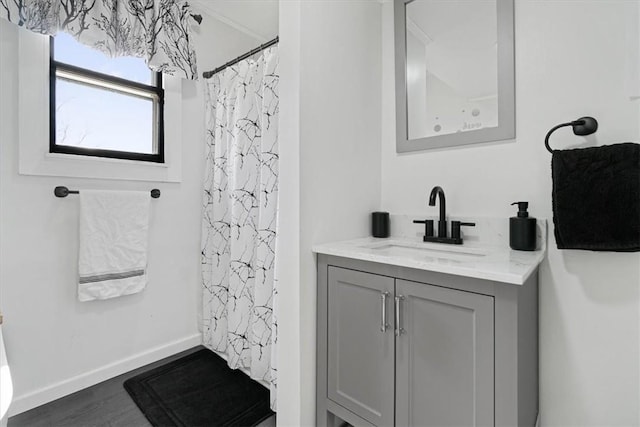 bathroom featuring a shower with shower curtain and vanity