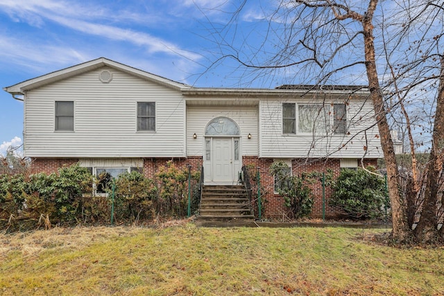 bi-level home featuring a front lawn