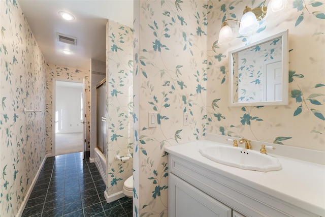 full bathroom with enclosed tub / shower combo, visible vents, toilet, and wallpapered walls