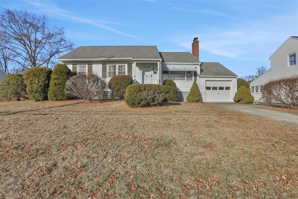 ranch-style house featuring a front yard