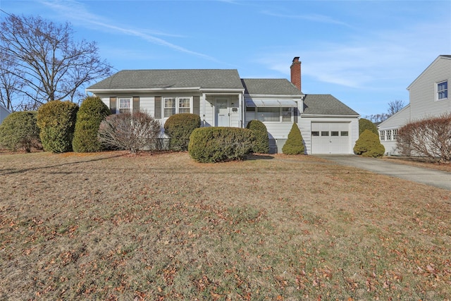 ranch-style house featuring a front yard