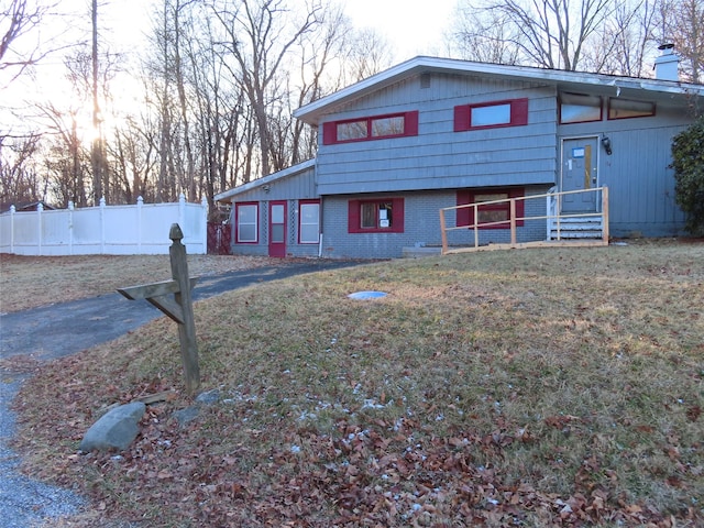 view of front of property featuring a front lawn