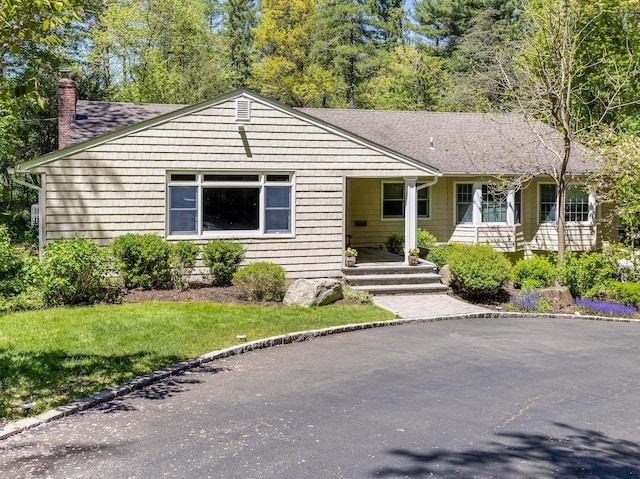 single story home with a front yard