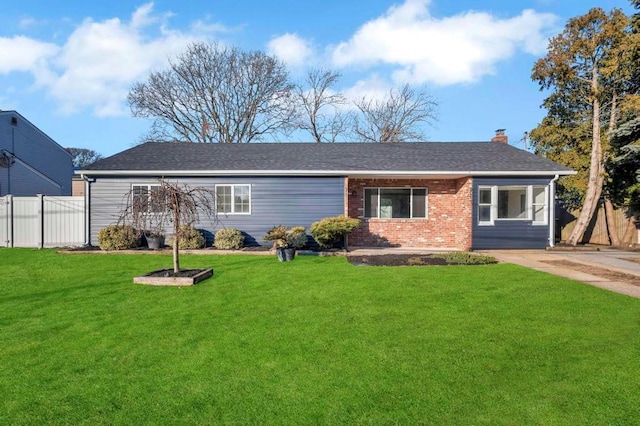 view of front of house featuring a front yard