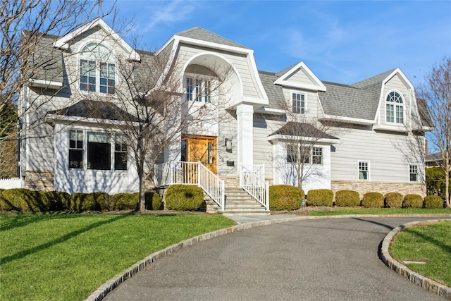 view of front of home featuring a front yard