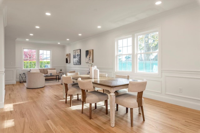 dining room featuring light hardwood / wood-style floors and ornamental molding