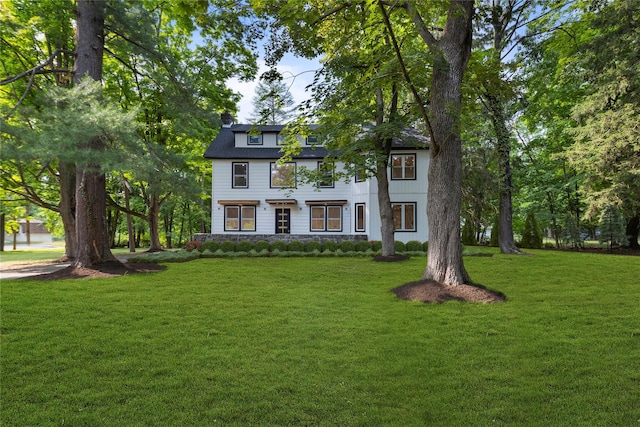 view of front of property featuring a front yard