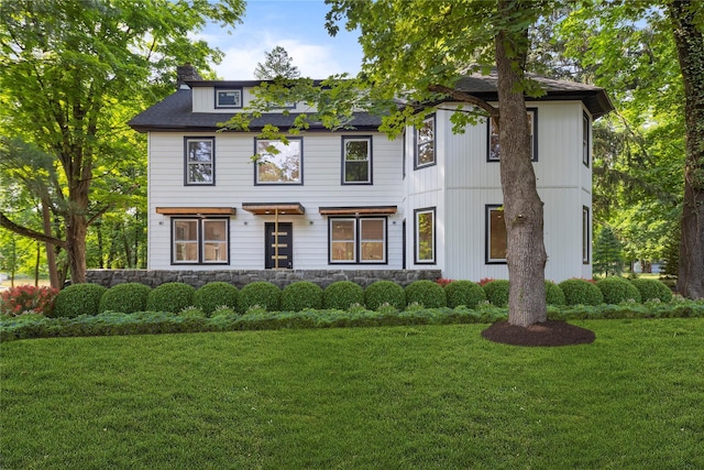 view of front facade featuring a front yard