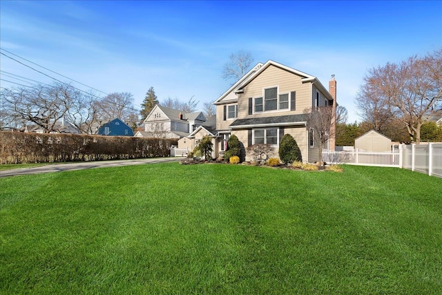 view of front facade featuring a front lawn