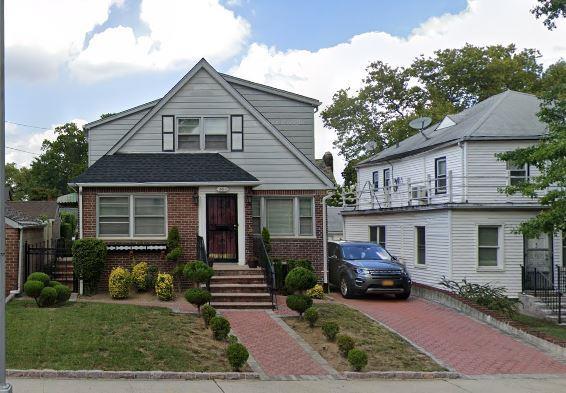 view of front of home featuring a front lawn