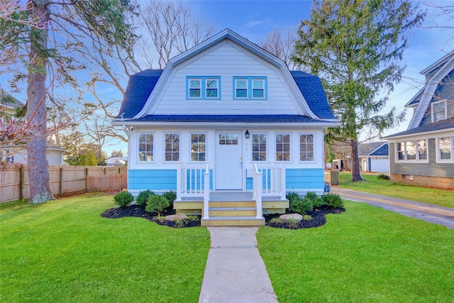 bungalow featuring a front lawn