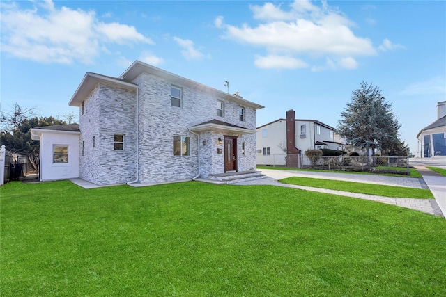 view of front of property featuring a front lawn