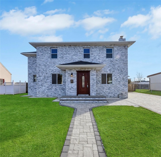 view of front of home featuring a front yard