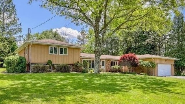 view of front of home featuring a front yard and a garage