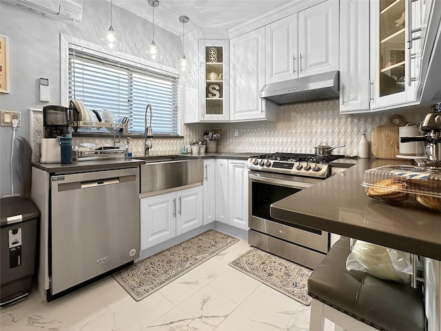 kitchen featuring backsplash, stainless steel appliances, a wall mounted AC, sink, and white cabinets