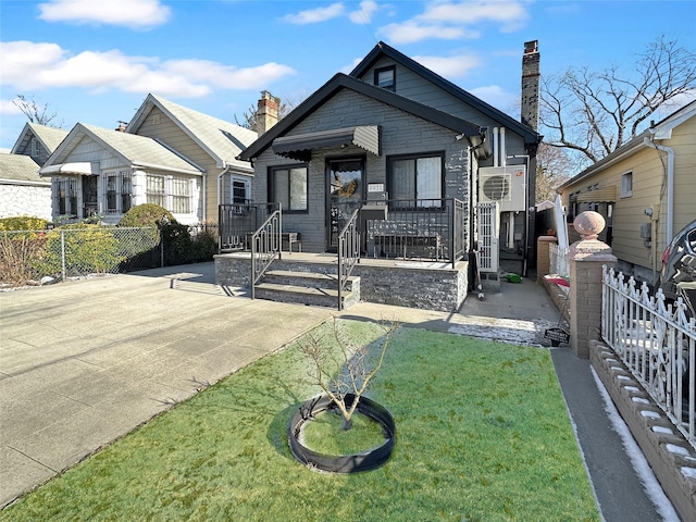 view of front of property featuring a front yard