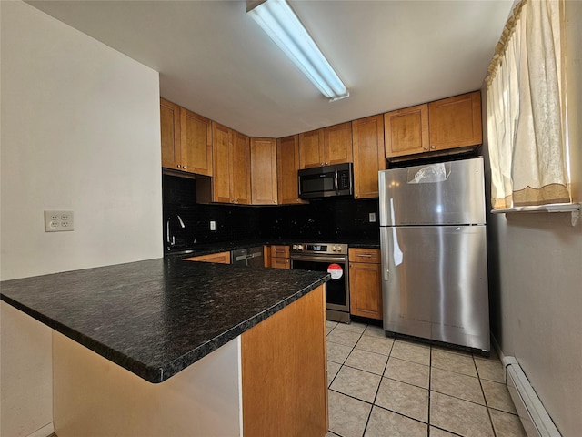 kitchen featuring kitchen peninsula, stainless steel appliances, baseboard heating, a breakfast bar area, and light tile patterned flooring