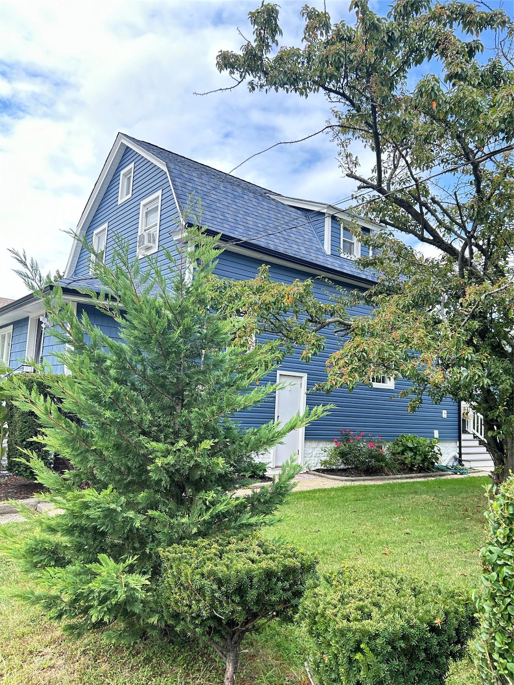 view of front of house featuring a front yard