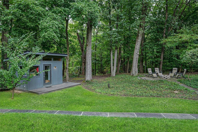 view of yard featuring an outdoor structure