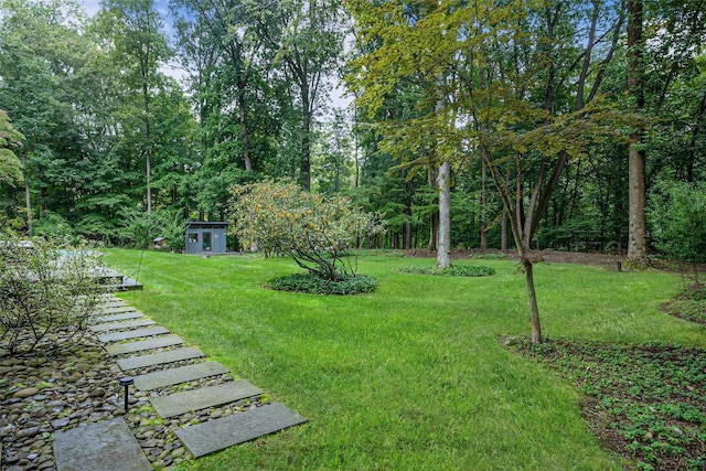 view of yard with an outdoor structure