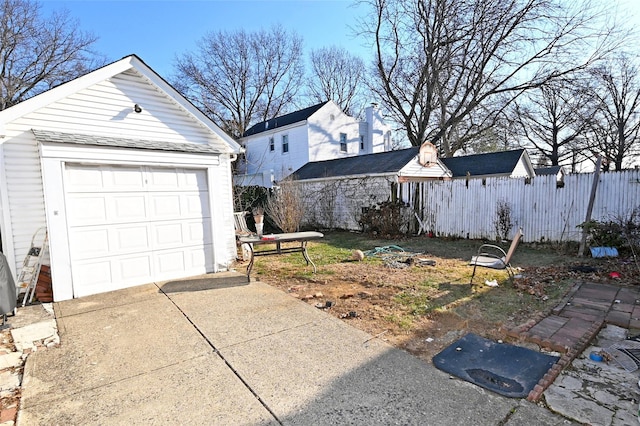 view of yard featuring a garage and an outdoor structure