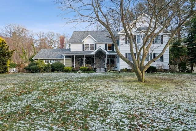 view of front of property with a front lawn