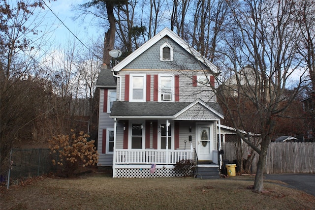 view of front of property featuring covered porch and a front yard