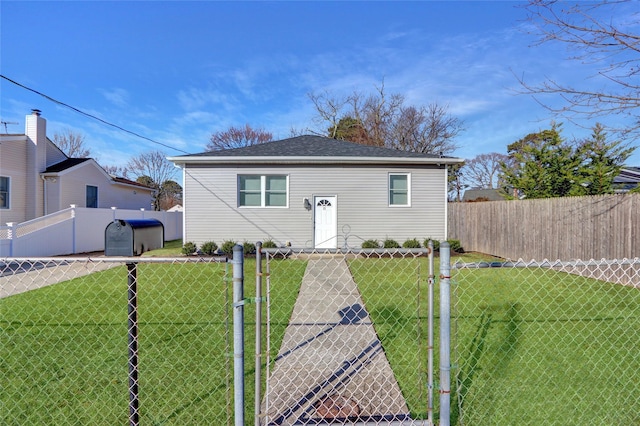 view of front of home featuring a front lawn