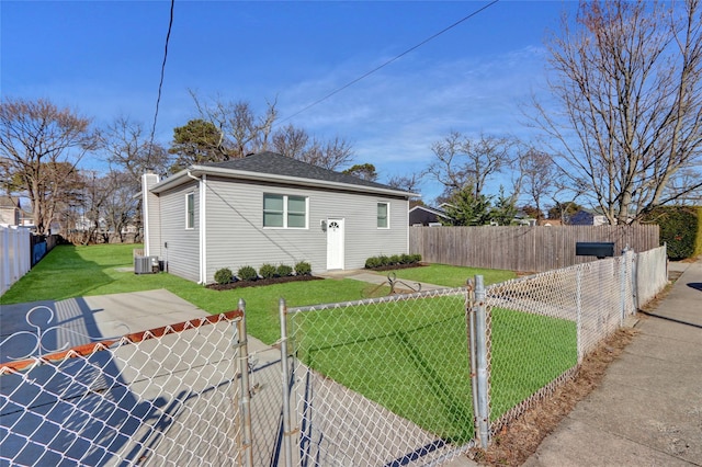 view of front of house featuring central air condition unit and a front yard