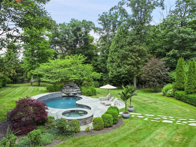 view of swimming pool featuring an in ground hot tub, a yard, and a patio area