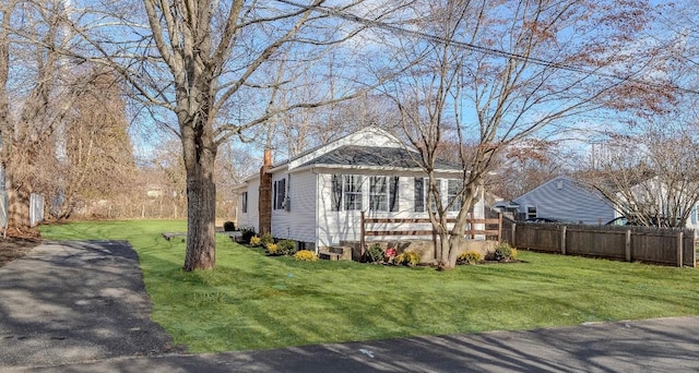 view of front of house featuring a front lawn