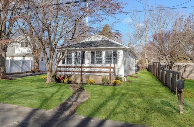 view of front facade featuring a front yard