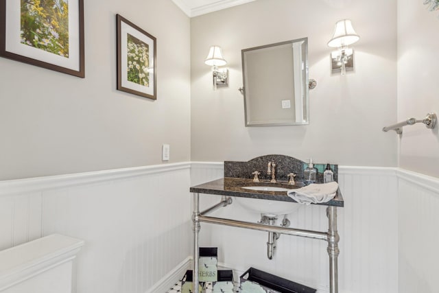 bathroom featuring sink