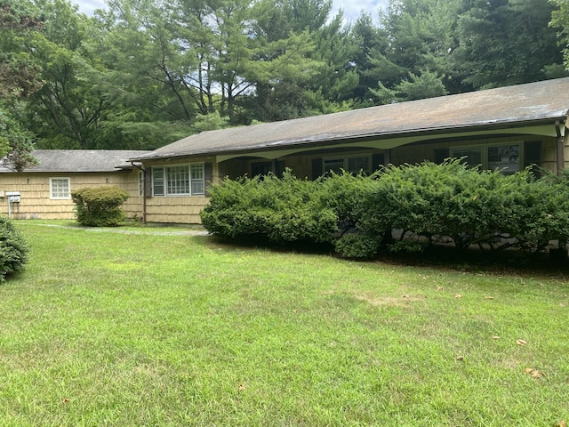 view of front of home featuring a front lawn