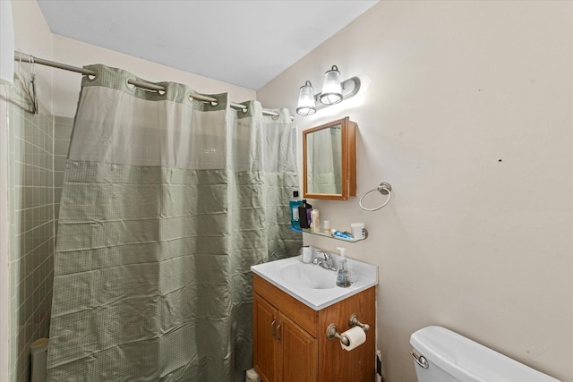 bathroom with vanity, curtained shower, and toilet