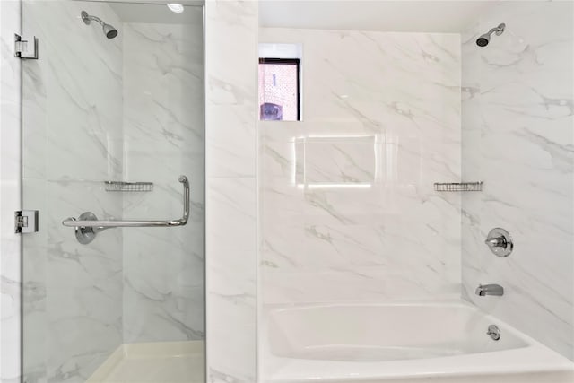 bathroom with tiled shower / bath combo