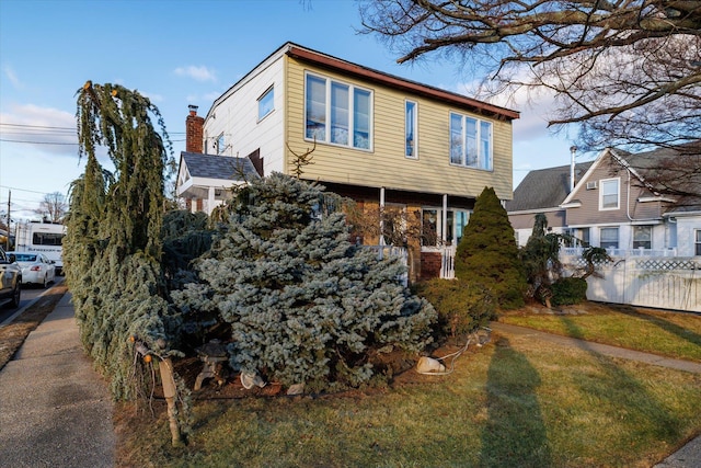 view of front facade featuring a front yard