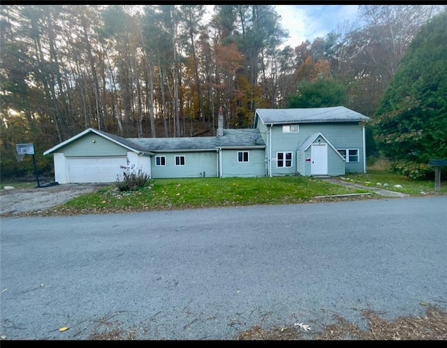 18 Mccune Pl, Wurtsboro, NY 12790 - ranch-style home featuring a front yard and a garage